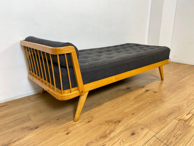 WMK I Stilvolle und minimalistische 60er Jahre Liege mit dunkel grauem Originalbezug und konischen Füßen I Daybed Sofa Couch Einzel Bett DDR Vintage Retro Mid-Century Rockabilly Berlin Leipzig Hamburg