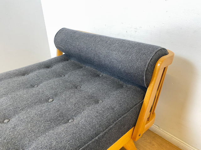 WMK I Stilvolle und minimalistische 60er Jahre Liege mit dunkel grauem Originalbezug und konischen Füßen I Daybed Sofa Couch Einzel Bett DDR Vintage Retro Mid-Century Rockabilly Berlin Leipzig Hamburg