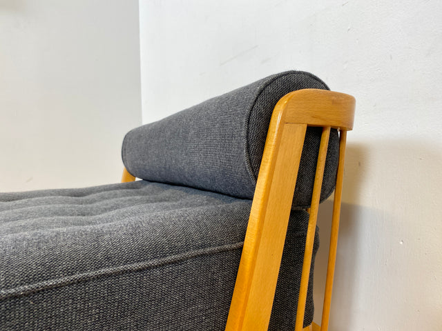WMK I Stilvolle und minimalistische 60er Jahre Liege mit dunkel grauem Originalbezug und konischen Füßen I Daybed Sofa Couch Einzel Bett DDR Vintage Retro Mid-Century Rockabilly Berlin Leipzig Hamburg