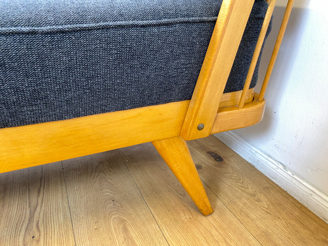 WMK I Stilvolle und minimalistische 60er Jahre Liege mit dunkel grauem Originalbezug und konischen Füßen I Daybed Sofa Couch Einzel Bett DDR Vintage Retro Mid-Century Rockabilly Berlin Leipzig Hamburg