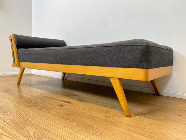 WMK I Stilvolle und minimalistische 60er Jahre Liege mit dunkel grauem Originalbezug und konischen Füßen I Daybed Sofa Couch Einzel Bett DDR Vintage Retro Mid-Century Rockabilly Berlin Leipzig Hamburg