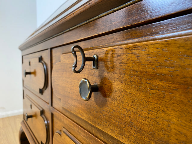 WMK I Eleganter 60er Jahre Sekretär im antiken Stil mit Messingbeschlag