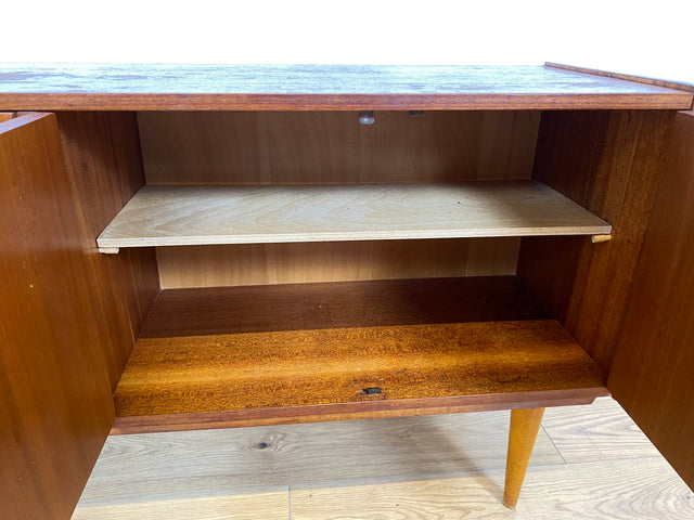 WMK # Schönes kleines 1960er Jahre Sideboard mit Schubladen, konischen Füßen, und hübschen Originalgriffen # Kommode Lowboard TV-Lowboard TV-Bank Schuhschrank Wäschekommode Mid-Century Vintage Retro