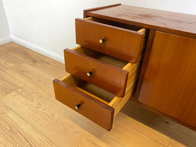 WMK # Schönes kleines 1960er Jahre Sideboard mit Schubladen, konischen Füßen, und hübschen Originalgriffen # Kommode Lowboard TV-Lowboard TV-Bank Schuhschrank Wäschekommode Mid-Century Vintage Retro