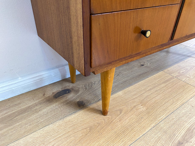 WMK # Schönes kleines 1960er Jahre Sideboard mit Schubladen, konischen Füßen, und hübschen Originalgriffen # Kommode Lowboard TV-Lowboard TV-Bank Schuhschrank Wäschekommode Mid-Century Vintage Retro