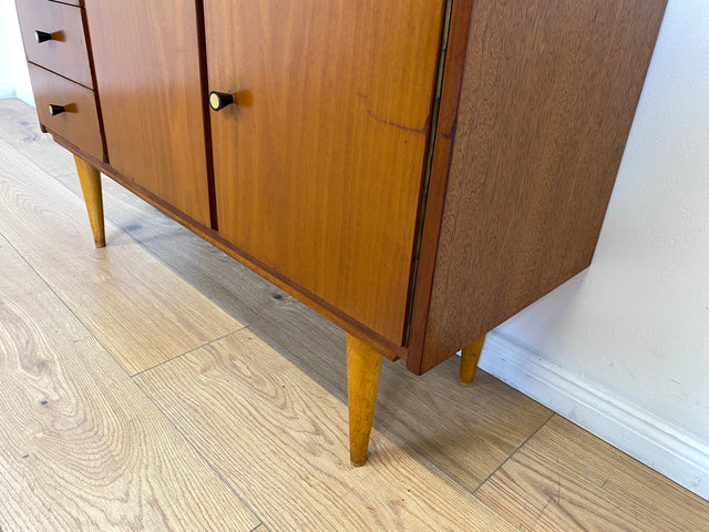 WMK # Schönes kleines 1960er Jahre Sideboard mit Schubladen, konischen Füßen, und hübschen Originalgriffen # Kommode Lowboard TV-Lowboard TV-Bank Schuhschrank Wäschekommode Mid-Century Vintage Retro