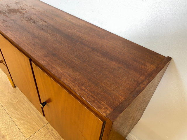 WMK # Schönes kleines 1960er Jahre Sideboard mit Schubladen, konischen Füßen, und hübschen Originalgriffen # Kommode Lowboard TV-Lowboard TV-Bank Schuhschrank Wäschekommode Mid-Century Vintage Retro