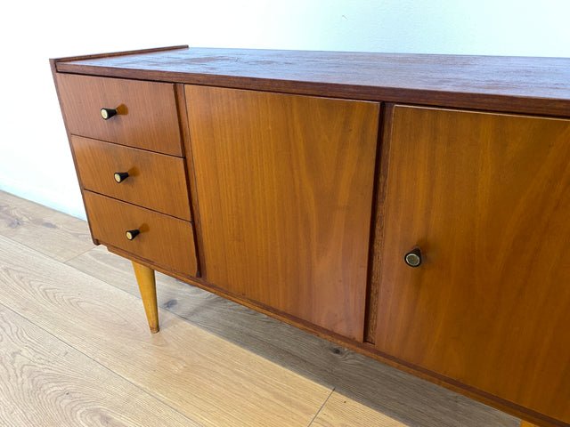 WMK # Schönes kleines 1960er Jahre Sideboard mit Schubladen, konischen Füßen, und hübschen Originalgriffen # Kommode Lowboard TV-Lowboard TV-Bank Schuhschrank Wäschekommode Mid-Century Vintage Retro