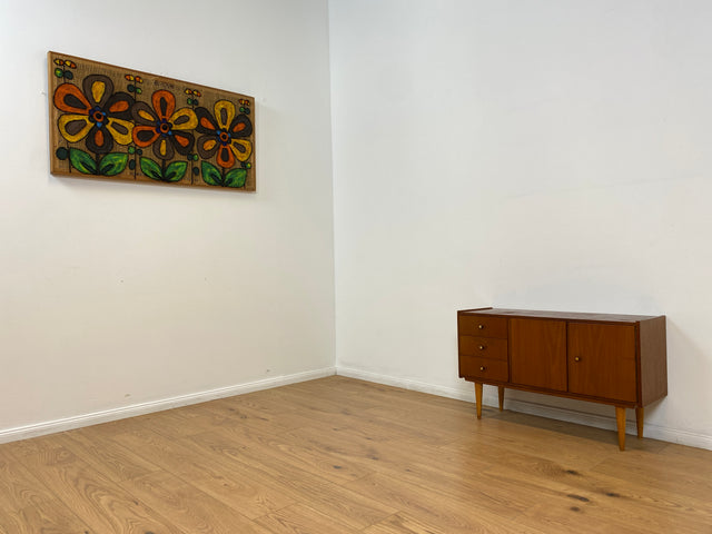 WMK # Schönes kleines 1960er Jahre Sideboard mit Schubladen, konischen Füßen, und hübschen Originalgriffen # Kommode Lowboard TV-Lowboard TV-Bank Schuhschrank Wäschekommode Mid-Century Vintage Retro