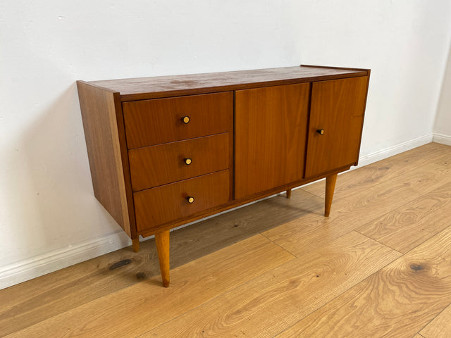 WMK # Schönes kleines 1960er Jahre Sideboard mit Schubladen, konischen Füßen, und hübschen Originalgriffen # Kommode Lowboard TV-Lowboard TV-Bank Schuhschrank Wäschekommode Mid-Century Vintage Retro