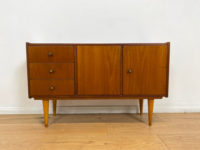 WMK # Schönes kleines 1960er Jahre Sideboard mit Schubladen, konischen Füßen, und hübschen Originalgriffen # Kommode Lowboard TV-Lowboard TV-Bank Schuhschrank Wäschekommode Mid-Century Vintage Retro