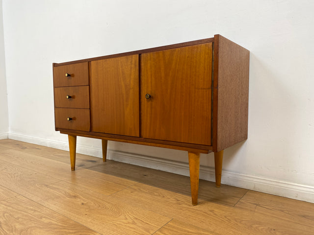 WMK # Schönes kleines 1960er Jahre Sideboard mit Schubladen, konischen Füßen, und hübschen Originalgriffen # Kommode Lowboard TV-Lowboard TV-Bank Schuhschrank Wäschekommode Mid-Century Vintage Retro