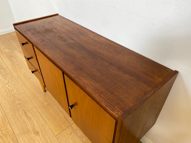 WMK # Schönes kleines 1960er Jahre Sideboard mit Schubladen, konischen Füßen, und hübschen Originalgriffen # Kommode Lowboard TV-Lowboard TV-Bank Schuhschrank Wäschekommode Mid-Century Vintage Retro