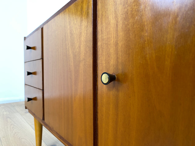 WMK # Schönes kleines 1960er Jahre Sideboard mit Schubladen, konischen Füßen, und hübschen Originalgriffen # Kommode Lowboard TV-Lowboard TV-Bank Schuhschrank Wäschekommode Mid-Century Vintage Retro