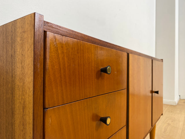WMK # Schönes kleines 1960er Jahre Sideboard mit Schubladen, konischen Füßen, und hübschen Originalgriffen # Kommode Lowboard TV-Lowboard TV-Bank Schuhschrank Wäschekommode Mid-Century Vintage Retro