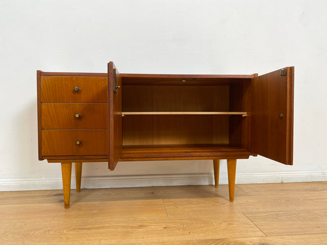 WMK # Schönes kleines 1960er Jahre Sideboard mit Schubladen, konischen Füßen, und hübschen Originalgriffen # Kommode Lowboard TV-Lowboard TV-Bank Schuhschrank Wäschekommode Mid-Century Vintage Retro