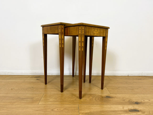 WMK # Eleganter und sehr gut erhaltener Stilmöbel 2 in 1 Satztisch in Neoklassischem Stil mit feinen handgefertigten Intarsien # Beistelltisch Lampentisch Couchtisch Wohnzimmertisch Louis XVI Vintage
