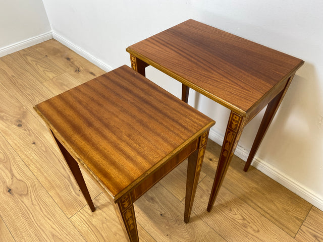 WMK # Eleganter und sehr gut erhaltener Stilmöbel 2 in 1 Satztisch in Neoklassischem Stil mit feinen handgefertigten Intarsien # Beistelltisch Lampentisch Couchtisch Wohnzimmertisch Louis XVI Vintage