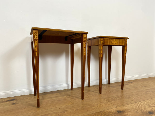 WMK # Eleganter und sehr gut erhaltener Stilmöbel 2 in 1 Satztisch in Neoklassischem Stil mit feinen handgefertigten Intarsien # Beistelltisch Lampentisch Couchtisch Wohnzimmertisch Louis XVI Vintage