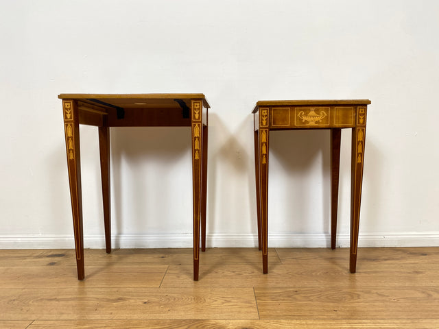 WMK # Eleganter und sehr gut erhaltener Stilmöbel 2 in 1 Satztisch in Neoklassischem Stil mit feinen handgefertigten Intarsien # Beistelltisch Lampentisch Couchtisch Wohnzimmertisch Louis XVI Vintage