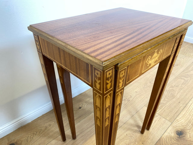 WMK # Eleganter und sehr gut erhaltener Stilmöbel 2 in 1 Satztisch in Neoklassischem Stil mit feinen handgefertigten Intarsien # Beistelltisch Lampentisch Couchtisch Wohnzimmertisch Louis XVI Vintage