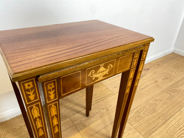 WMK # Eleganter und sehr gut erhaltener Stilmöbel 2 in 1 Satztisch in Neoklassischem Stil mit feinen handgefertigten Intarsien # Beistelltisch Lampentisch Couchtisch Wohnzimmertisch Louis XVI Vintage