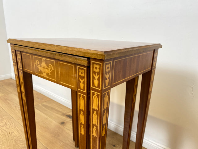 WMK # Eleganter und sehr gut erhaltener Stilmöbel 2 in 1 Satztisch in Neoklassischem Stil mit feinen handgefertigten Intarsien # Beistelltisch Lampentisch Couchtisch Wohnzimmertisch Louis XVI Vintage