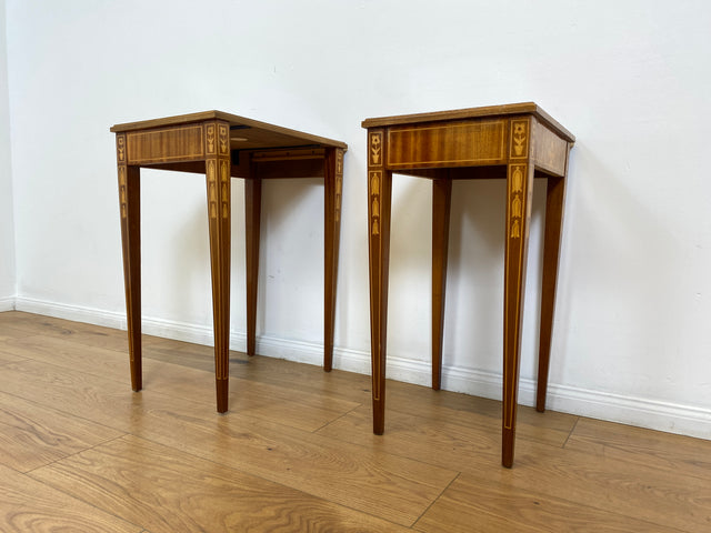 WMK # Eleganter und sehr gut erhaltener Stilmöbel 2 in 1 Satztisch in Neoklassischem Stil mit feinen handgefertigten Intarsien # Beistelltisch Lampentisch Couchtisch Wohnzimmertisch Louis XVI Vintage