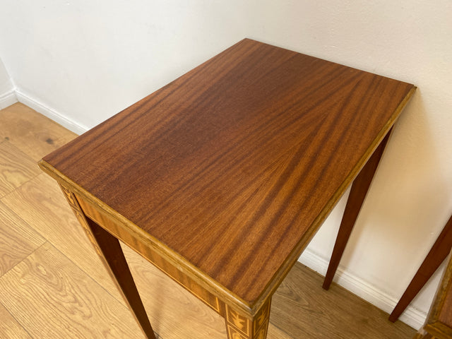 WMK # Eleganter und sehr gut erhaltener Stilmöbel 2 in 1 Satztisch in Neoklassischem Stil mit feinen handgefertigten Intarsien # Beistelltisch Lampentisch Couchtisch Wohnzimmertisch Louis XVI Vintage
