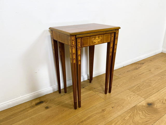 WMK # Eleganter und sehr gut erhaltener Stilmöbel 2 in 1 Satztisch in Neoklassischem Stil mit feinen handgefertigten Intarsien # Beistelltisch Lampentisch Couchtisch Wohnzimmertisch Louis XVI Vintage