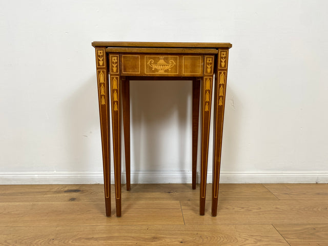WMK # Eleganter und sehr gut erhaltener Stilmöbel 2 in 1 Satztisch in Neoklassischem Stil mit feinen handgefertigten Intarsien # Beistelltisch Lampentisch Couchtisch Wohnzimmertisch Louis XVI Vintage