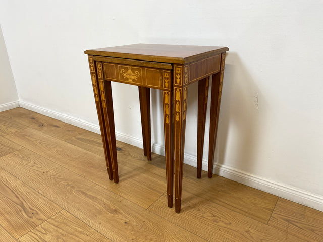WMK # Eleganter und sehr gut erhaltener Stilmöbel 2 in 1 Satztisch in Neoklassischem Stil mit feinen handgefertigten Intarsien # Beistelltisch Lampentisch Couchtisch Wohnzimmertisch Louis XVI Vintage