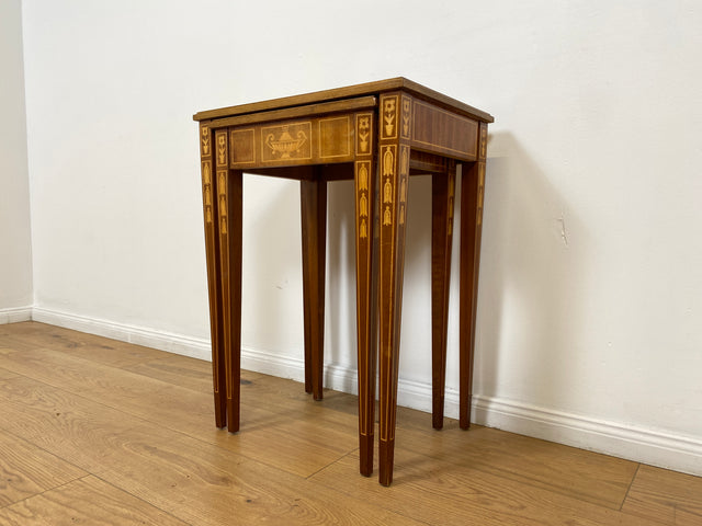 WMK # Eleganter und sehr gut erhaltener Stilmöbel 2 in 1 Satztisch in Neoklassischem Stil mit feinen handgefertigten Intarsien # Beistelltisch Lampentisch Couchtisch Wohnzimmertisch Louis XVI Vintage