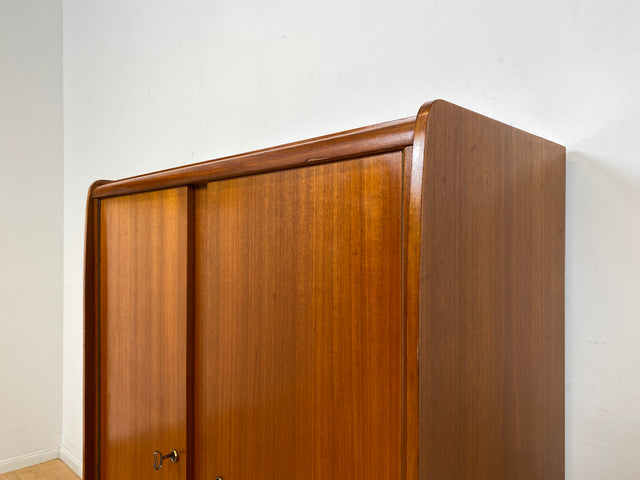 WMK I Formschöner 60er Jahre Wäscheschrank mit zeittypischen konischen Füßen I Schrank Highboard Kommode Sideboard Schuhschrank Schuhkommode Flurkommode Mid-Century Vintage 50er Berlin Leipzig Bremen