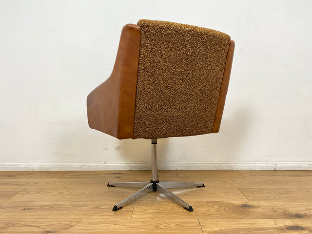 WMK I Kultiger und sehr bequemer 70er Jahre Drehsessel mit Originalbezug aus Kunstleder und Chrom Fuß I Sessel Cocktailsessel Drehstuhl Lesesessel Loungesessel Space Age Vintage Berlin Frankfurt Köln