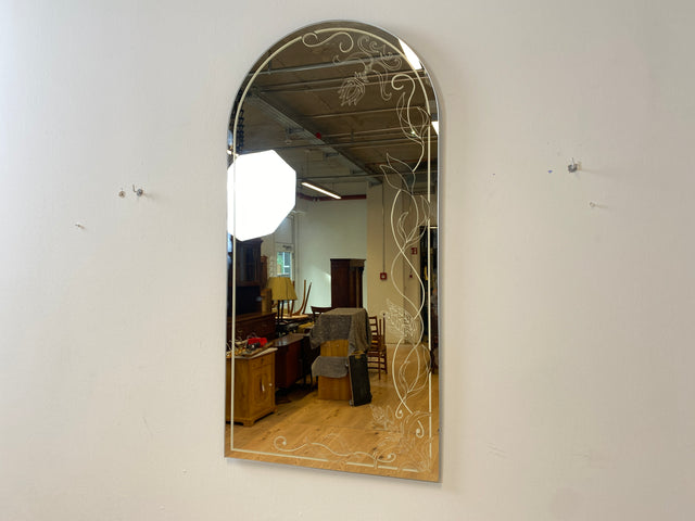 WMK I Hübscher und gut erhaltener 70er Jahre Rundbogen Wandspiegel , kunstvoll Handbemalt in Champagnerton I Spiegel Garderobe Badspiegel Flurspiegel Hollywood Regency Vintage Berlin Bremen Passau