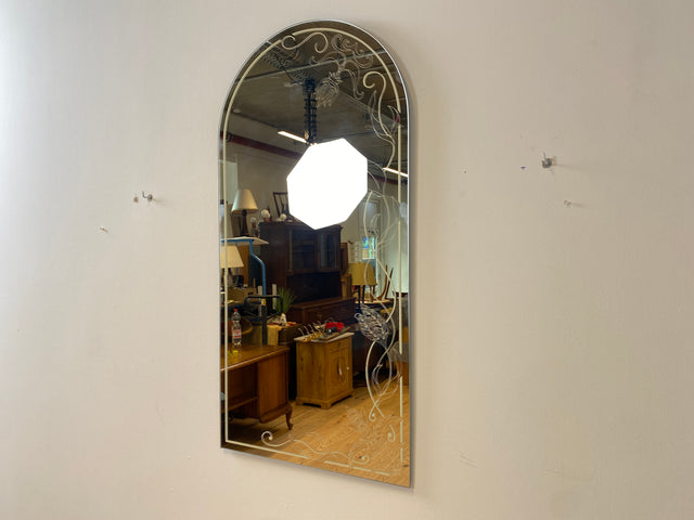 WMK I Hübscher und gut erhaltener 70er Jahre Rundbogen Wandspiegel , kunstvoll Handbemalt in Champagnerton I Spiegel Garderobe Badspiegel Flurspiegel Hollywood Regency Vintage Berlin Bremen Passau