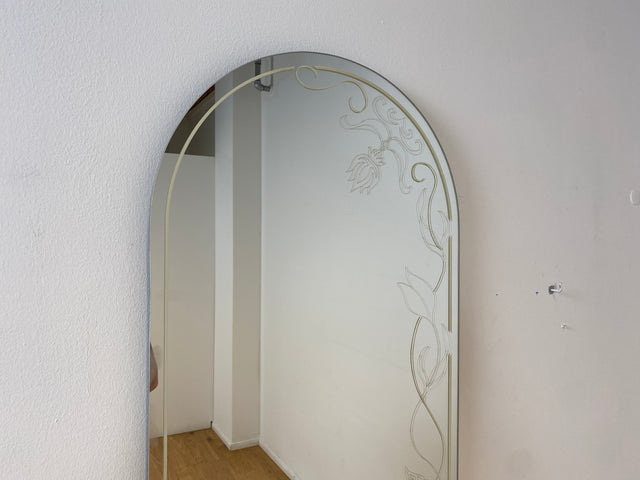 WMK I Hübscher und gut erhaltener 70er Jahre Rundbogen Wandspiegel , kunstvoll Handbemalt in Champagnerton I Spiegel Garderobe Badspiegel Flurspiegel Hollywood Regency Vintage Berlin Bremen Passau