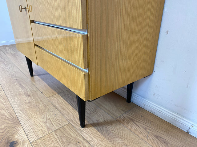 WMK I Raumaufhellender, gut erhaltener 70er Jahre Schrank in Hochglanz mit Schubladen & konischen Füßen I Highboard Wäscheschrank Kommode Sideboard Retro Mid-Century DDR 60er Berlin Leipzig Stuttgart
