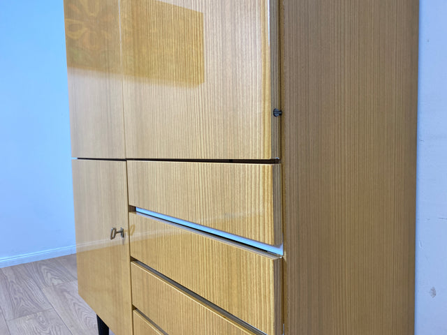 WMK I Raumaufhellender, gut erhaltener 70er Jahre Schrank in Hochglanz mit Schubladen & konischen Füßen I Highboard Wäscheschrank Kommode Sideboard Retro Mid-Century DDR 60er Berlin Leipzig Stuttgart