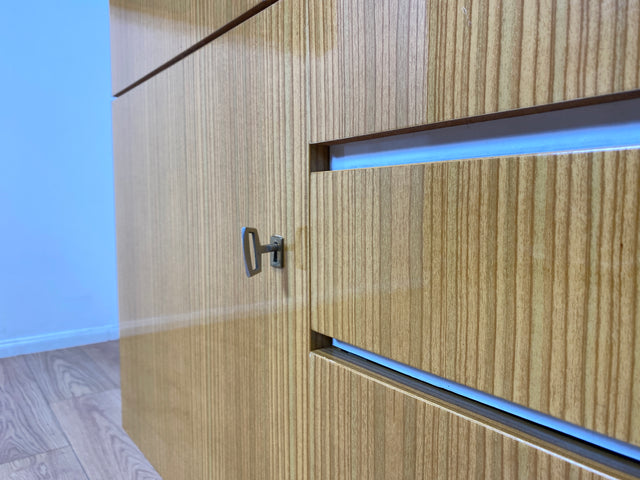 WMK I Raumaufhellender, gut erhaltener 70er Jahre Schrank in Hochglanz mit Schubladen & konischen Füßen I Highboard Wäscheschrank Kommode Sideboard Retro Mid-Century DDR 60er Berlin Leipzig Stuttgart