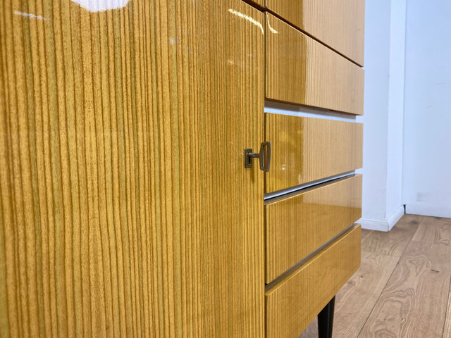 WMK I Raumaufhellender, gut erhaltener 70er Jahre Schrank in Hochglanz mit Schubladen & konischen Füßen I Highboard Wäscheschrank Kommode Sideboard Retro Mid-Century DDR 60er Berlin Leipzig Stuttgart