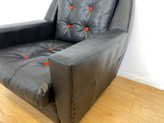 WMK # 1/4 Stilvoller & gut erhaltener 70er Jahre Sessel auf Rollen mit gestepptem schwarzem Skai Bezug # Armchair Ledersessel Clubsessel Sitzgarnitur Kunstleder Leder Retro Vintage Berlin Hamburg 60er