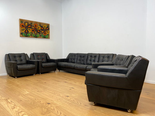 WMK # 1/4 Stilvoller & gut erhaltener 70er Jahre Sessel auf Rollen mit gestepptem schwarzem Skai Bezug # Armchair Ledersessel Clubsessel Sitzgarnitur Kunstleder Leder Retro Vintage Berlin Hamburg 60er