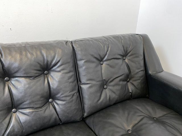 WMK # Stilvolles und gut erhaltenes 70er Jahre Sofa auf Rollen mit gestepptem schwarzem Skai Bezug # 4-Sitzer 4er Couch Ledersofa Ledercouch Sitzgarnitur Kunstleder Leder Retro Vintage Berlin Hamburg