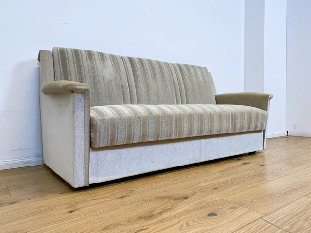 WMK # Gemütliches und gut erhaltenes 70er Jahre Sofa mit Schlaffunktion, Bettwäschefach, bequemen Federkern und grau beigem Originalbezug # Couch Schlafsofa Schlafcouch Klappcouch Retro Vintage Berlin