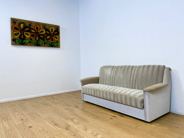 WMK # Gemütliches und gut erhaltenes 70er Jahre Sofa mit Schlaffunktion, Bettwäschefach, bequemen Federkern und grau beigem Originalbezug # Couch Schlafsofa Schlafcouch Klappcouch Retro Vintage Berlin
