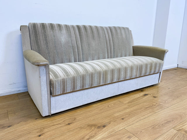 WMK # Gemütliches und gut erhaltenes 70er Jahre Sofa mit Schlaffunktion, Bettwäschefach, bequemen Federkern und grau beigem Originalbezug # Couch Schlafsofa Schlafcouch Klappcouch Retro Vintage Berlin