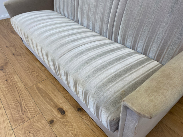 WMK # Gemütliches und gut erhaltenes 70er Jahre Sofa mit Schlaffunktion, Bettwäschefach, bequemen Federkern und grau beigem Originalbezug # Couch Schlafsofa Schlafcouch Klappcouch Retro Vintage Berlin