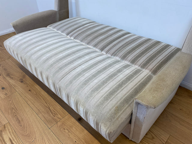 WMK # Gemütliches und gut erhaltenes 70er Jahre Sofa mit Schlaffunktion, Bettwäschefach, bequemen Federkern und grau beigem Originalbezug # Couch Schlafsofa Schlafcouch Klappcouch Retro Vintage Berlin